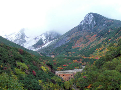 十勝岳紅葉と初冠雪