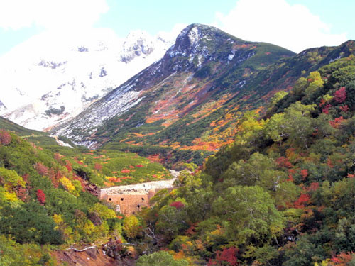 十勝岳の紅葉と雪